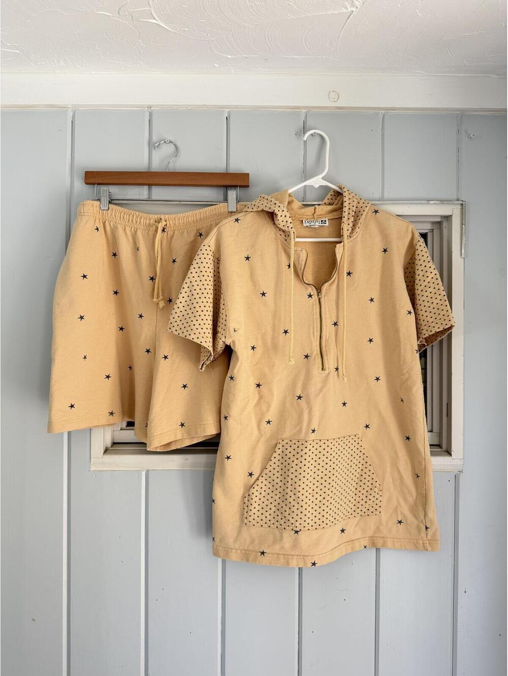 Katelyn Rose vintage yellow Star Print Hoodie and Shorts Set size large